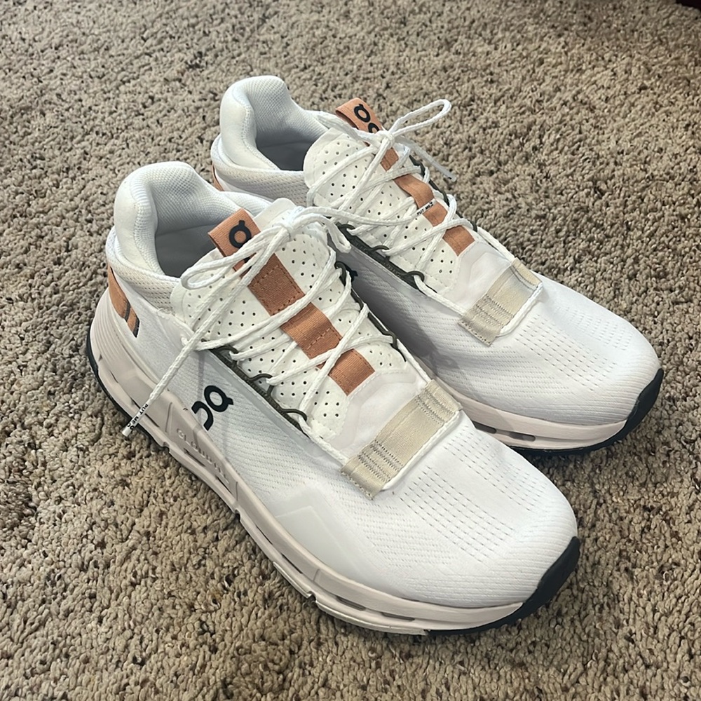 Womens oncloud shoes, size 8.5
